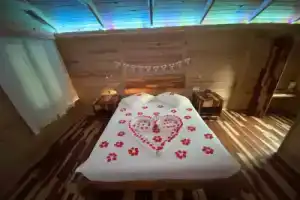 Kidrak Hotel, Фаралия