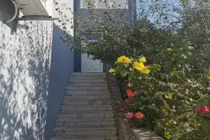Apartment Marija - 10 m from pebble beach: A1 Trogir, Riviera Trogir, Трогир