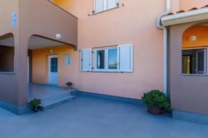 House Eric Paolo Pula, Пула