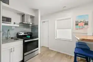 Studio w/ King Bed Heated Pool, Steps to Beach!, Клируотер Бич