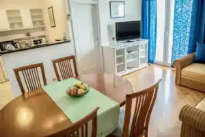 Apartment Beach, Омис