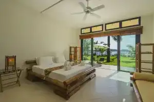 Luxury Beach Front Noble House Villa, Панва
