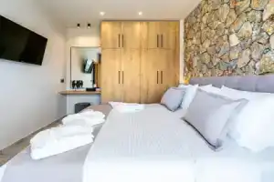 Pathos SeaSide Suites, Фалираки
