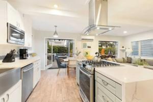 Mission Point 1 by Avantstay San Diego Beach House w/ Huge Patio & Fire Pit Walk to Beach!, Сан-Диего