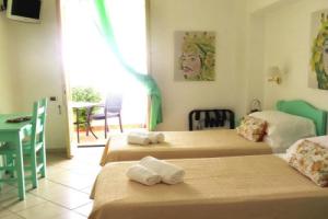 Stromboli Trekking Accommodation - Room and Excursion for 2 included, Стромболи