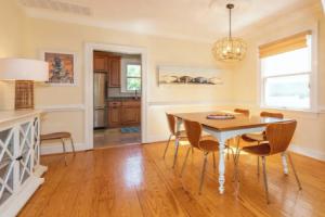 Charming 3 BR North End Beach Cottage One Block to the Beach Private Parking Private Backyard 1478, Вирджиния Бич
