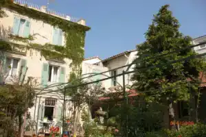 Отель «Au Saint Roch - Hôtel et Jardin», Авиньон