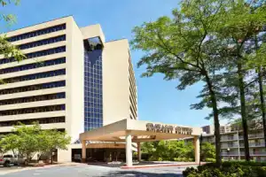 Embassy Suites by Hilton Crystal City National Airport, Арлингтон