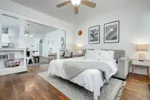 Spacious Duplex for 14 in Downtown, Индианаполис
