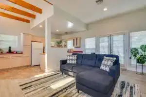 Luxe Pasadena Casita w/ Fireplace & Grill, Пасадена