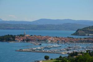 Stone wall apartments Izola, Изола