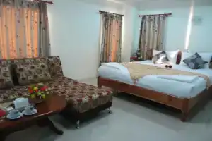 Rueanrimnam Hotel, Ройет