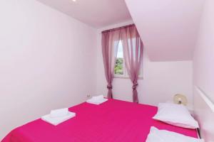 Amazing Home in Dubrovnik With Wifi and 3 Bedrooms, Дубровник