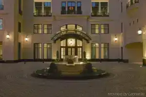 Отель «Waldorf Astoria Chicago», Чикаго