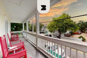 Seaport Suite by Brightwild 2nd Story Hideaway, Ки-Уэст