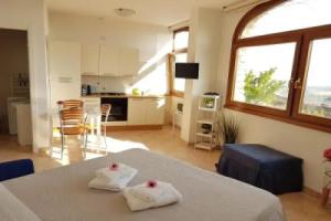 Home Suite Home, Кавайон-Веронезе