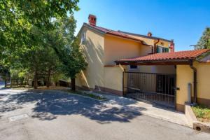 Nice Apartment in Senj With 1 Bedrooms and Wifi, Сень