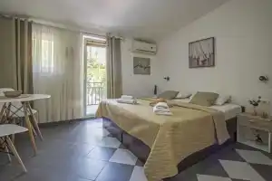 Chic Studio Flat With Balcony Near Beach in Tivat, Лепетане