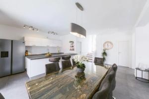 Stunning Home in Kastel Kambelovac With 4 Bedrooms, Wifi and Outdoor Swimming Pool, Kaštel Kambelovac