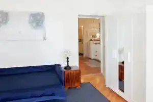 Delightfully Decorated Apartment With A Sea View 5 Minutes To The Beach, Брела