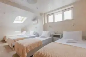 Мелодия моря, Хоста