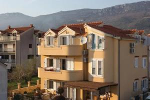 Beautiful Home in Kastel Kambelovac With Wifi and 3 Bedrooms, Kaštel Kambelovac