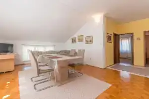 Amazing Home in Zadar With Wifi and 2 Bedrooms, Задар