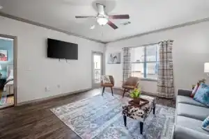 HEIRS VENTURES : WESTERN - 4mins from OKC Thunder Arena . King Bed . Pet Friendly . With Pool, Оклахома-Сити