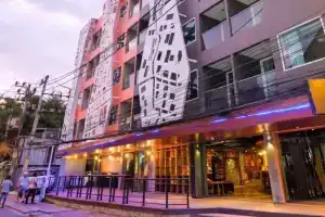 Mad Monkey Phuket, Патонг