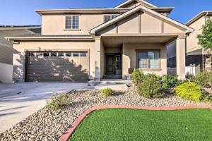 6 Mi to Dia: Spacious Home w/ Backyard in Denver!, Аврора