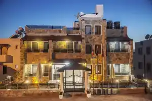 Stone Hotel, Тургутреис