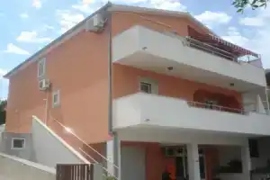 Apartment Ante - 80 m from sea: A1 Seget Vranjica, Riviera Trogir, Сегет Враница