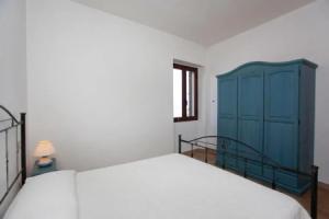 Appartamento con vista mare, Позада