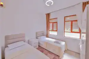Suer Apart, Каш