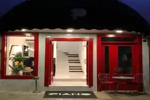 Piano Hotel, Измир