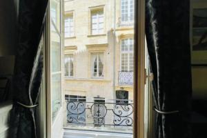 T4 apartment in the heart of old Bordeaux close to all amenities, Бордо