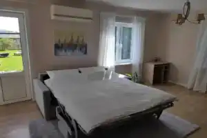 Sireli hubane maja oma aia ja kaminaga, Хаапсалу