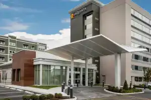 La Quinta Inn & Suites by Wyndham Virginia Beach, Вирджиния Бич
