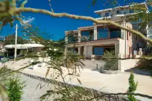 Sunset Bay Apartments, Утьеха