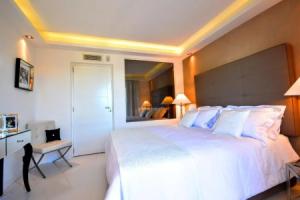 Deluxe apartment Villefranche Sea view front Terrace 230m2 with Jacuzzi, Ницца