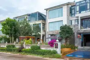 Beach House, Дали