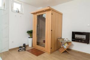 Amazing Home in Pinezici With Wifi and 4 Bedrooms, Pinezići