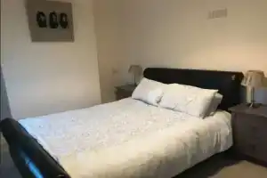 2 Bedroom Apartment Close to Canal Dock Dublin, Дублин