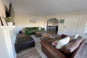 Beach House in Huntington Beach, Хантингтон-Бич