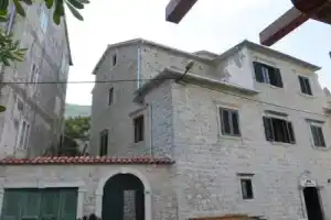 Lanterna Apartments, Прчань