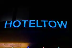 H24 Hoteltow, Тельтов