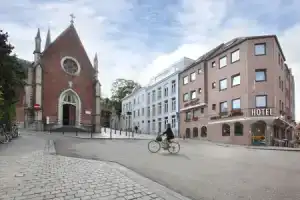 Hotel «New Damshire», Левен