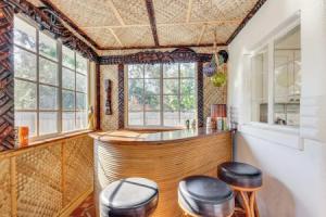3 Mi to Dtwn: Tampa Cottage w/ Fire Pit!, Тампа