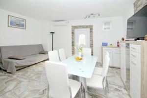 Apartment Ivica - parking: A2 Kastel Gomilica, Riviera Split, Kaštel Kambelovac