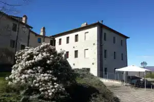 Castello Izzalini Todi Resort, Тоди